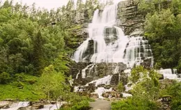 Visitar la impresionante catarata de Tvindefossen
