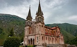 Admira la Basílica de Covadonga en los Picos de Europa.