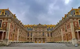 Admira la grandeza del Palacio de Versalles.