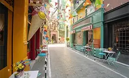 Camina por el animado Plaka