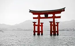 Descubre el mítico Santuario de Itsukushima en la isla de Miyajima.