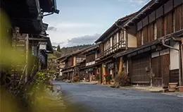 Exploración del barrio histórico de Sanmachi-suji en Takayama.