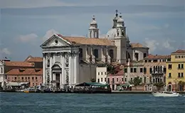 Navega por el Canal de la Giudecca hacia el centro de Venecia