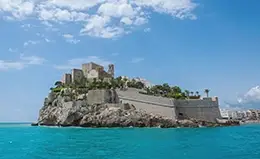 Redescubre la ciudad medieval de Peñíscola con sus playas.