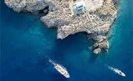 Viaje en barco hacia la espectacular Santorini