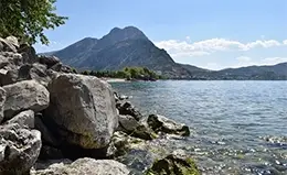 Descubre la serenidad de Egridir junto a su gran lago interior