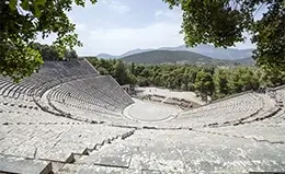 Maravíllate con la acústica en el Teatro de Epidauro