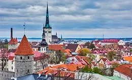 Panorámica de Tallin, la joya medieval.Por la tarde, la ciudad pertenecerá a ti