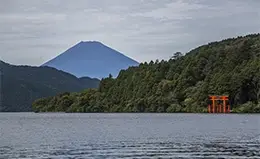 Paseo en barco por el lago Ashi con vistas al Monte Fuji.