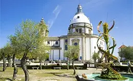 Subir al Santuario del Bom Jesús en Braga.
