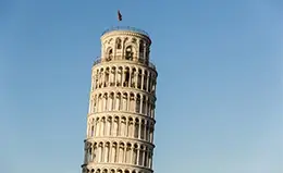 Ver la torre inclinada icónica de pisa.