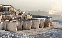 Visita a las terrazas de Pamukkale, sitio declarado Patrimonio de la Humanidad.