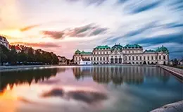 Admira los jardines del Palacio de Belvedere, un rincón de ensueño en la capital austriaca.