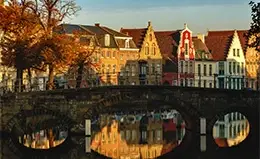 Déjate cautivar por la atmósfera medieval de Brujas.