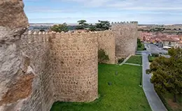 Descubre la historia viva en las murallas romanas de Lugo, Patrimonio Mundial de la UNESCO.