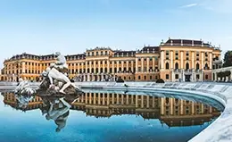 Descubre las majestuosas avenidas y palacios de Viena.