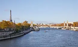 Disfruta de un encantador paseo en barco por el río Sena