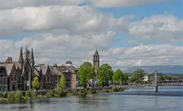 Explora la encantadora ciudad de Inverness, la joya de las Highlands