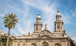 Explora la espiritualidad en la Iglesia de Santiago.