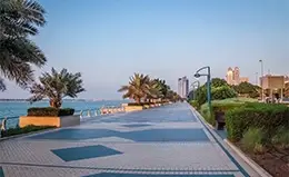 Pasea por el Boulevard de la Corniche, donde la ciudad se encuentra con el mar