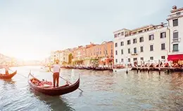 Paseo en barco por los canales de Venecia.