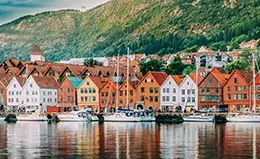 Viajes en barco por los fiordos noruegos, un espectáculo natural.