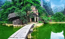 Visita a la histórica pagoda de Bich Dong.