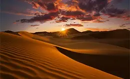 Vive la magia del anochecer en las dunas del Sahara.