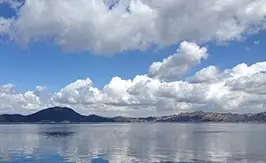 Admira los paisajes serenos del Lago Bafa