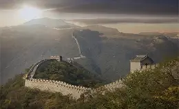 Camina sobre la legendaria Gran Muralla China, una maravilla mundial.