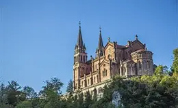 Contempla la majestuosa Basílica de Covadonga en Picos de Europa.
