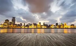 Disfruta de las vistas impresionantes desde el Malecón de Shanghai.