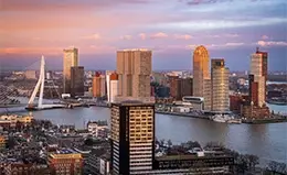 Explora la modernidad de Rotterdam.