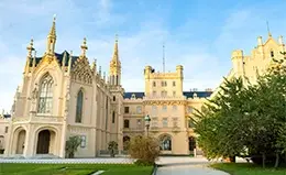 Explora los jardines y el castillo de Lednice.
