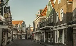 Explora los pintorescos pueblos de Marken y Volendam.