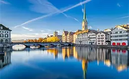 Paseo vespertino junto al lago Zurich.