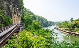 Recorrido en barca por el emblemático Río Kwai.