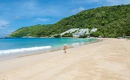 Relájate en las impresionantes playas de Phuket antes de partir.