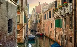 Romántico paseo en góndola por los canales venecianos