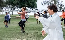 Clase de Tai Chi al amanecer en la Bahía de Halong