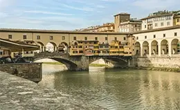 Cruza el histórico Ponte Vecchio