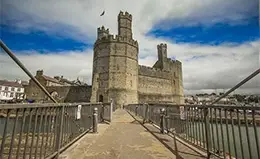 Explora el imponente castillo de Caernarfon.