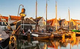 Opciones de visitas inolvidables: Marken + Volendam y paseo en barco por los canales.