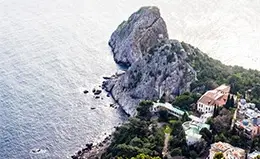 Recorre las elegantes calles y plazas de Capri, llenas de historia y encanto