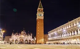 Taslado en barco hacia la Plaza de San Marcos.