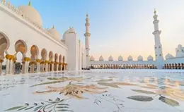 Visita la impresionante Gran Mezquita del Sheik Zayed en Abu Dhabi.