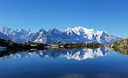 Cruza bajo el majestuoso Mont Blanc