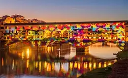 Cruza el icónico Ponte Vecchio y siente la historia bajo tus pies.