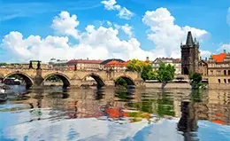 Cruza el icónico Puente de Carlos y explora la Ciudad Vieja de Praga