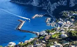 Navega hacia la isla de Capri, un paraíso en el Mediterráneo